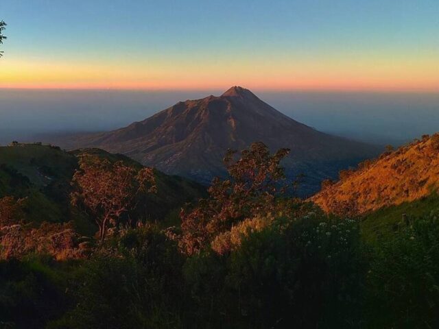 Gunung Merbabu merupakan salah satu gunung paling terkenal untuk wisata pendakian