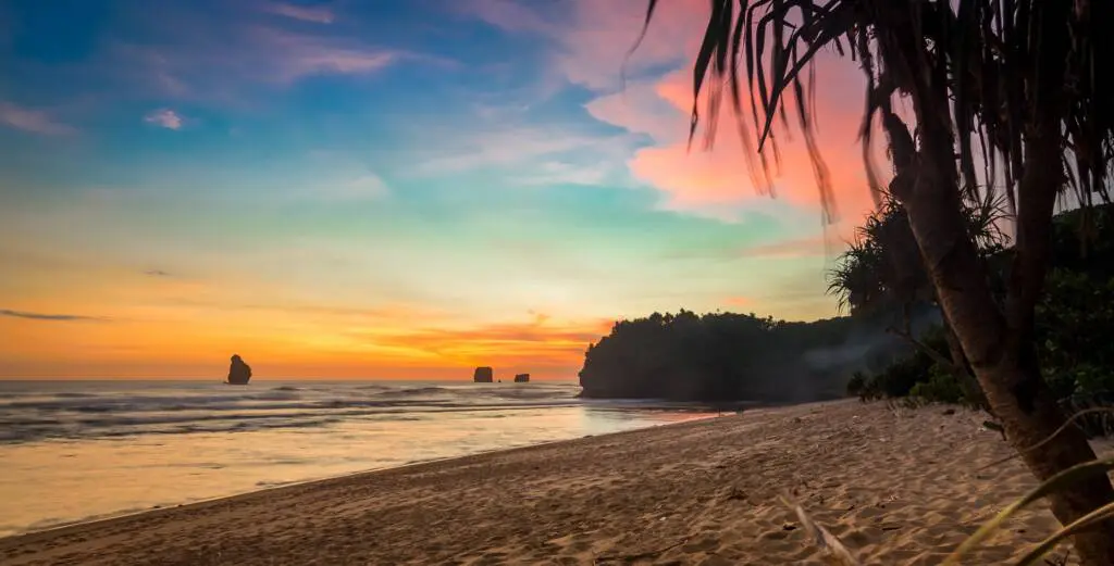 Pemandangan matahari terbenam di Pantai Goa Cina Malang