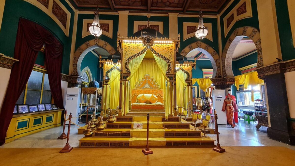 Istana Maimun merupakan salah satu destinasi wisata sejarah di Medan