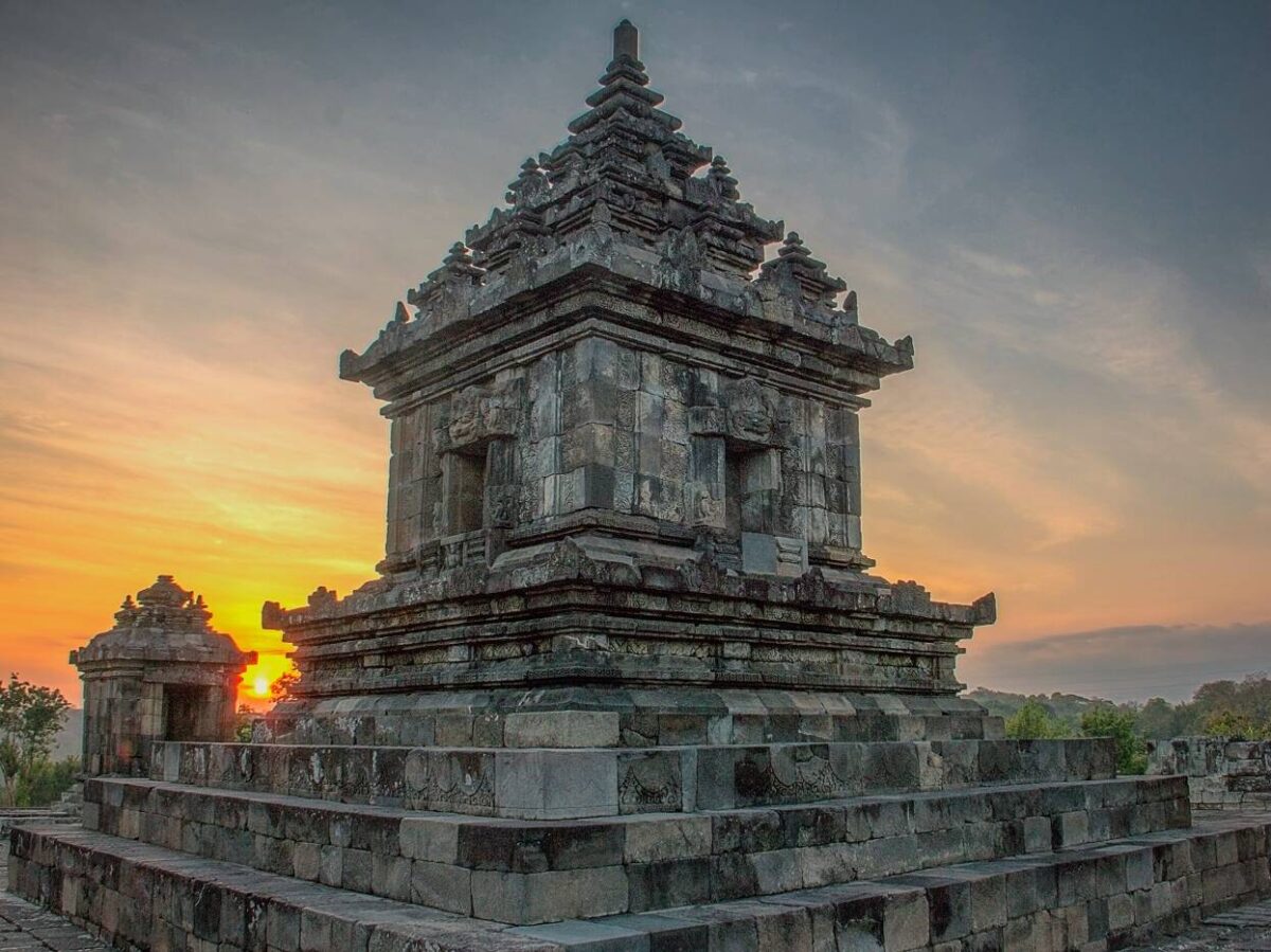 Kala senja di Candi Barong