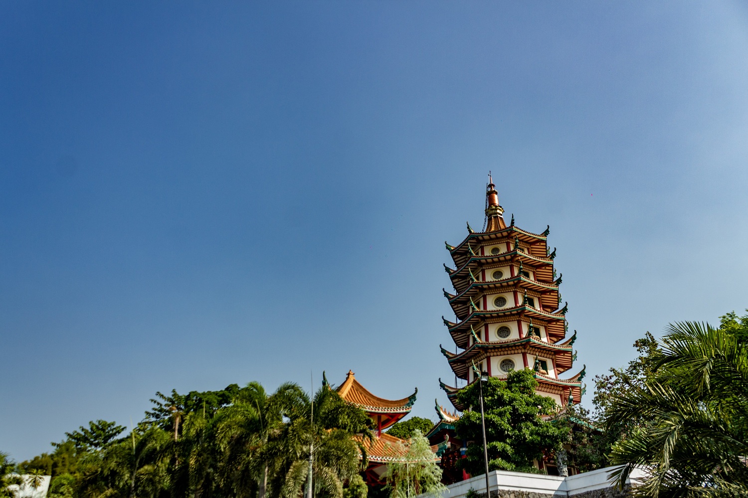 Pagoda Avalokitesvara merupakan salah satu destinasi wisata religi di Semarang
