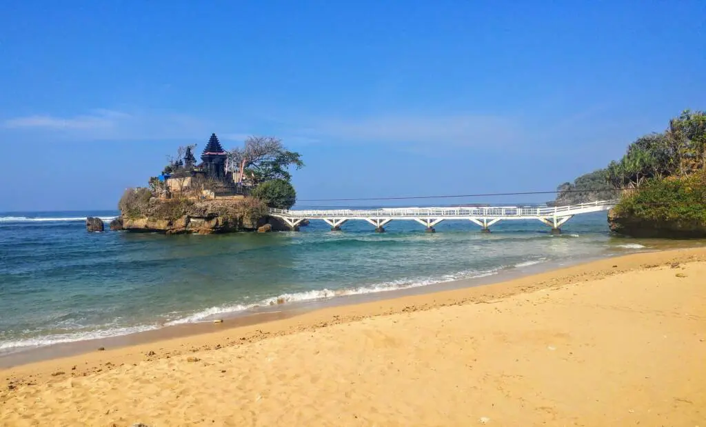 Pantai Balekambang adalah salah satu pantai paling terkenal di Malang