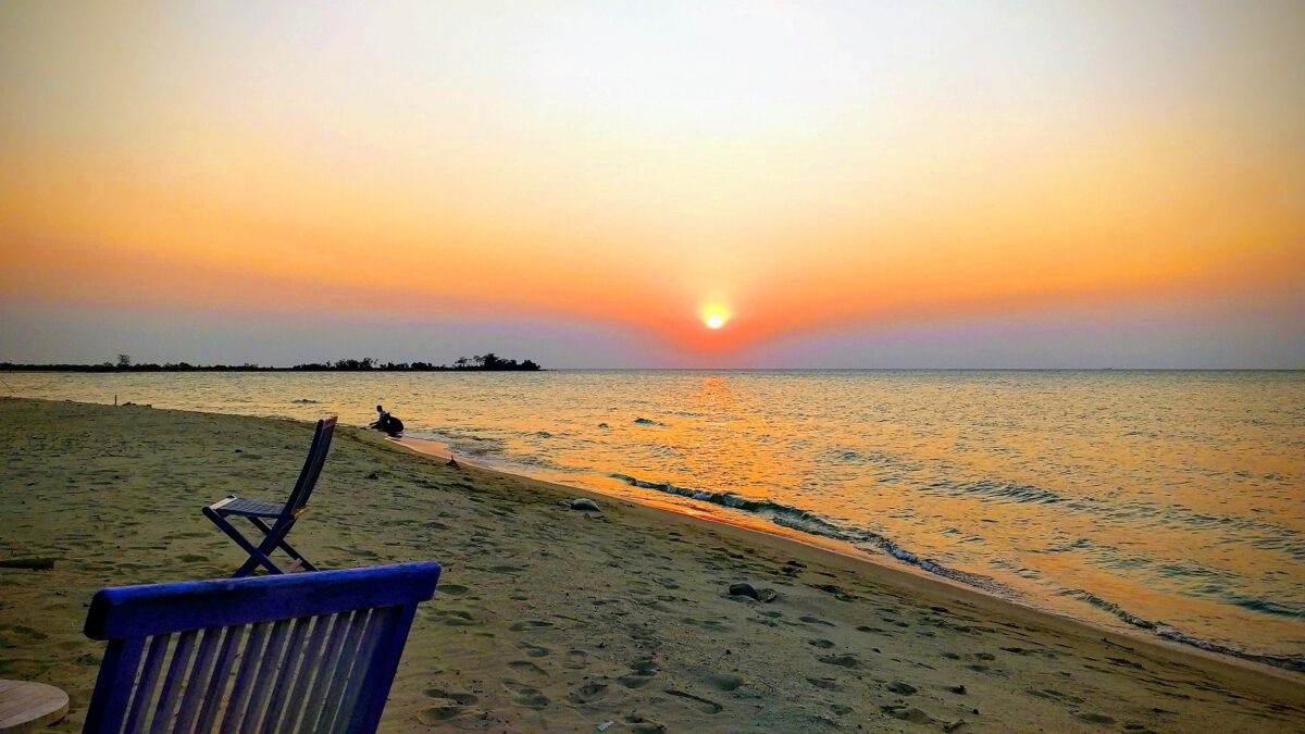 Pantai Bondo Basri yang terkenal dengan kebersihannya
