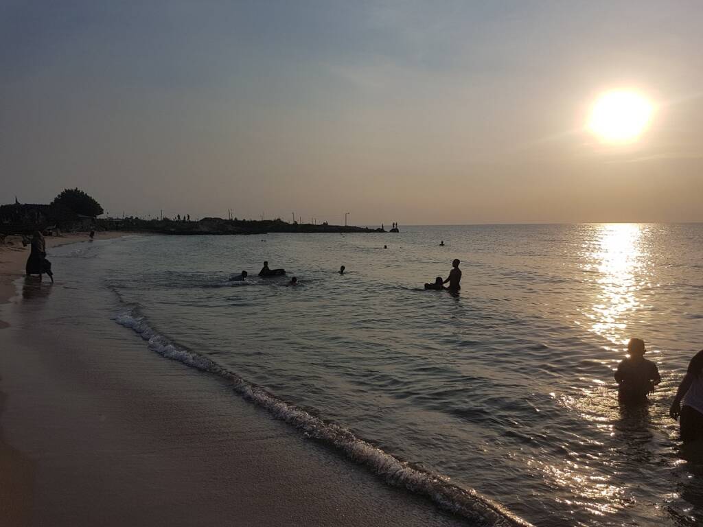 Ombak landai di Pantai Empu Rancak yang cukup aman bagi pengunjung untuk berenang