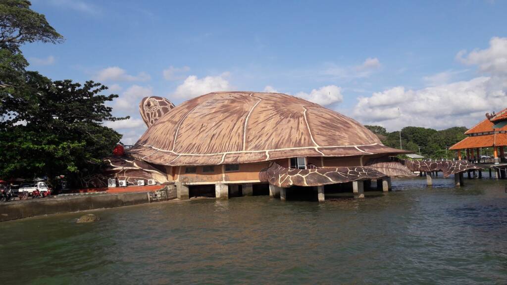 Pantai Kartini memiliki beragam fasilitas, termasuk Kura-kura Ocean Park
