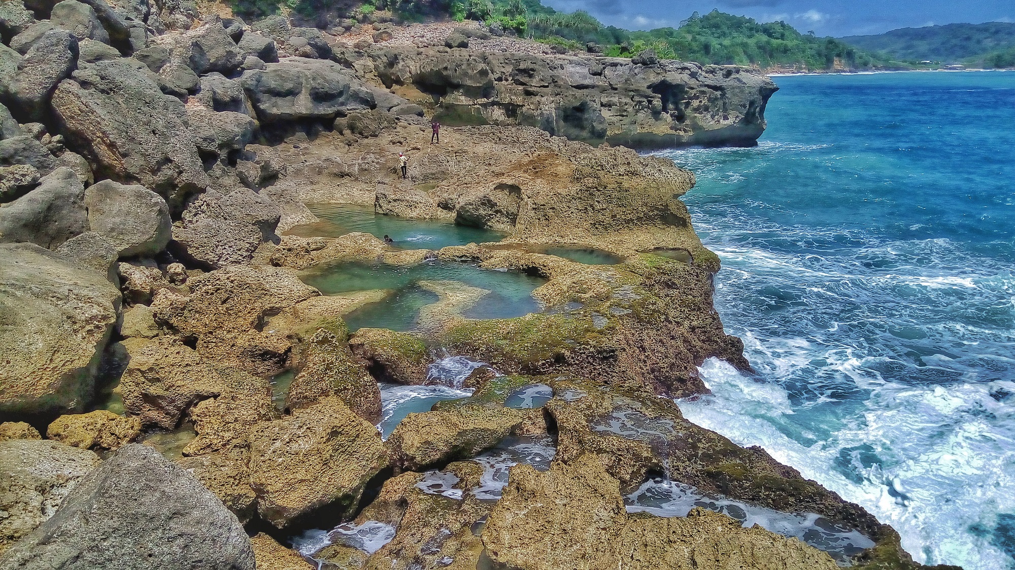 Batuan karang di bibir Pantai Kedung Tumpang