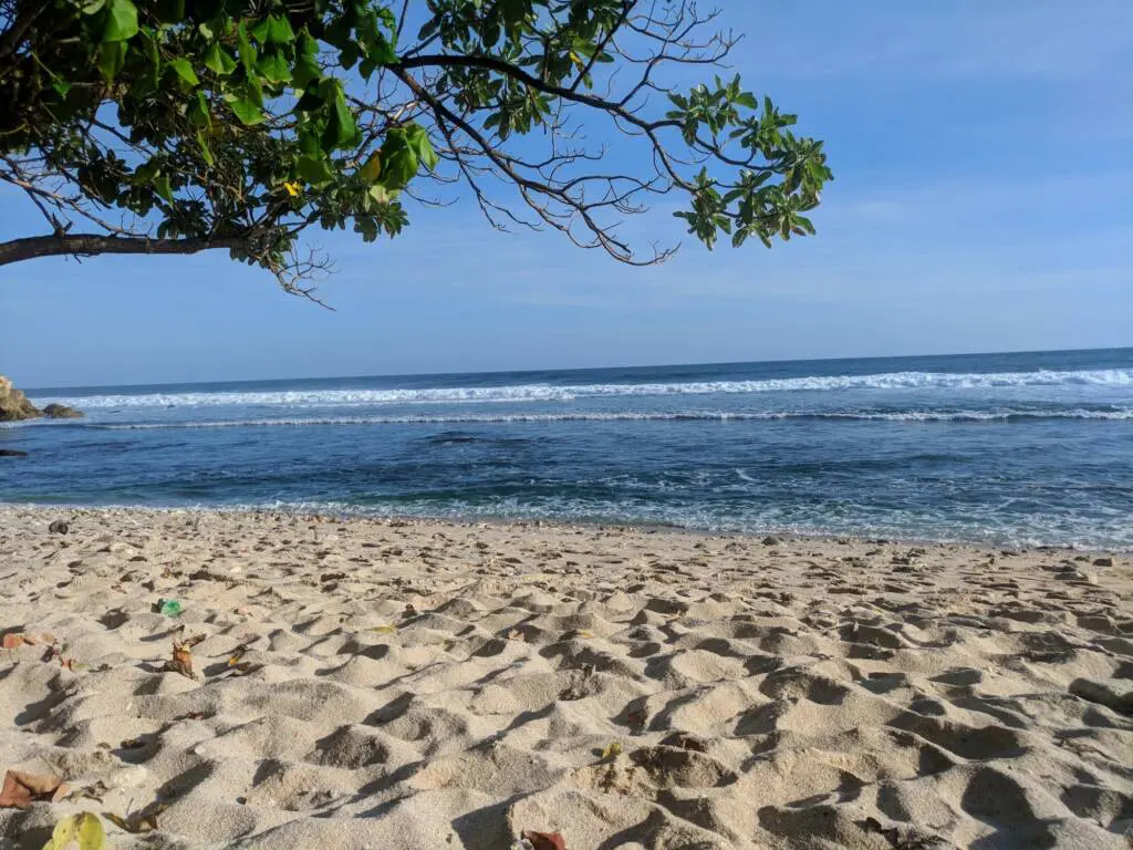 Pantai yang masih perawan ini memiliki pasir putih dan air laut yang jernih