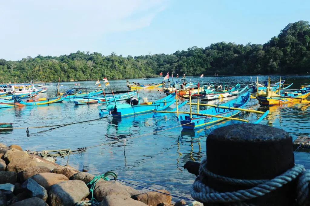 Deretan perahu nelayan di Pantai Sendang Biru Malang