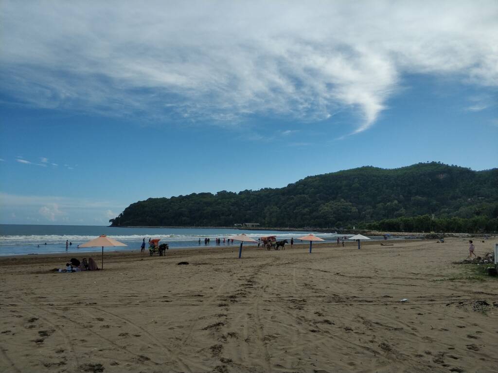 Pantai Teleng Ria selalu ramai dikunjungi wisatawan karena jaraknya yang cukup dekat dengan pusat kota