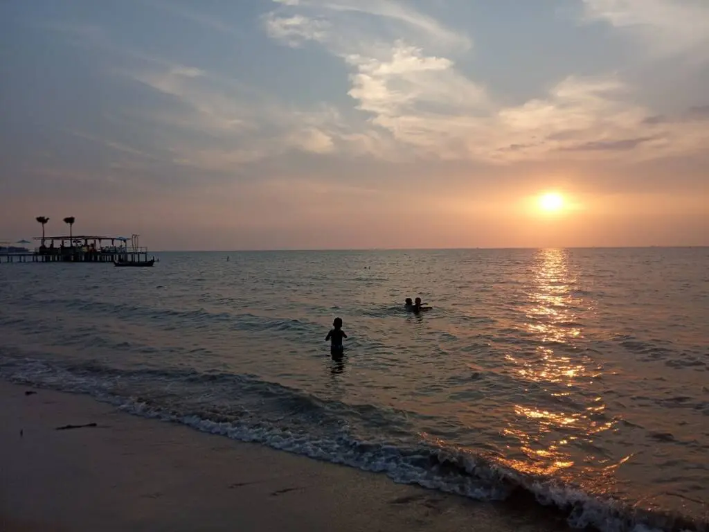 Pantai Teluk Awur menjadi salah satu yang terpopuler di Jepara karena pantainya yang landai