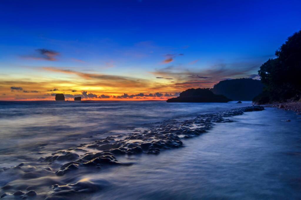 Panorama matahari terbenam di Pantai Watu Leter
