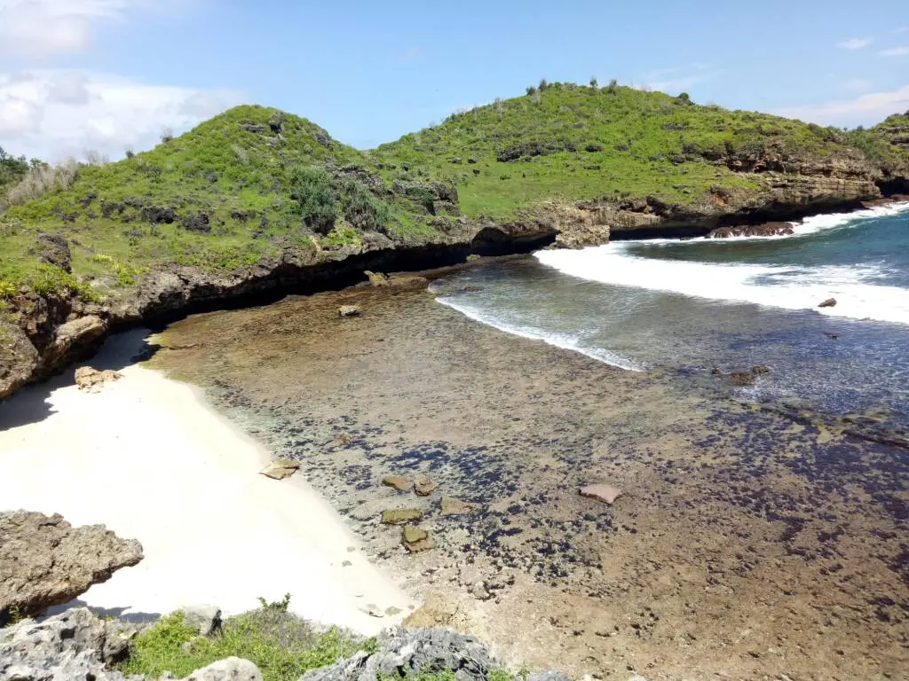 Pantai Srau terkenal sebagai salah satu pantai dengan pasir paling lembut di Pacitan