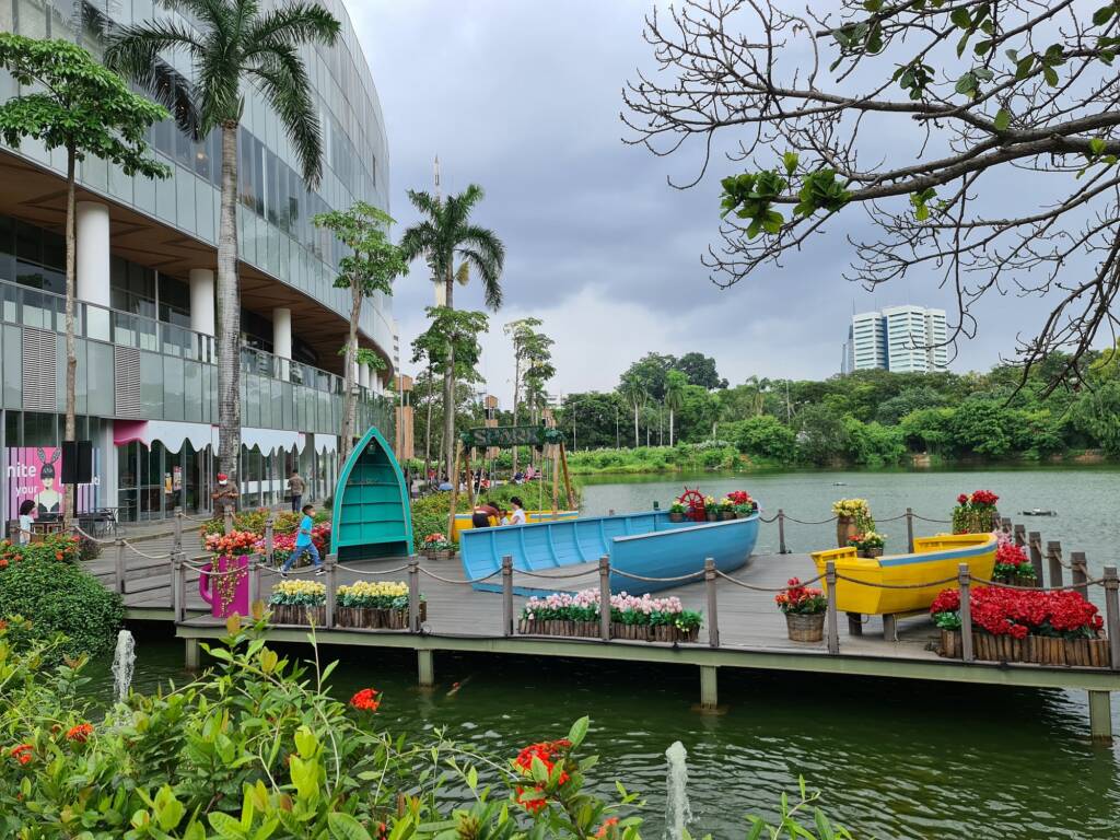 Spot Foto Kekinian di Tepi Danau di Senayan Park