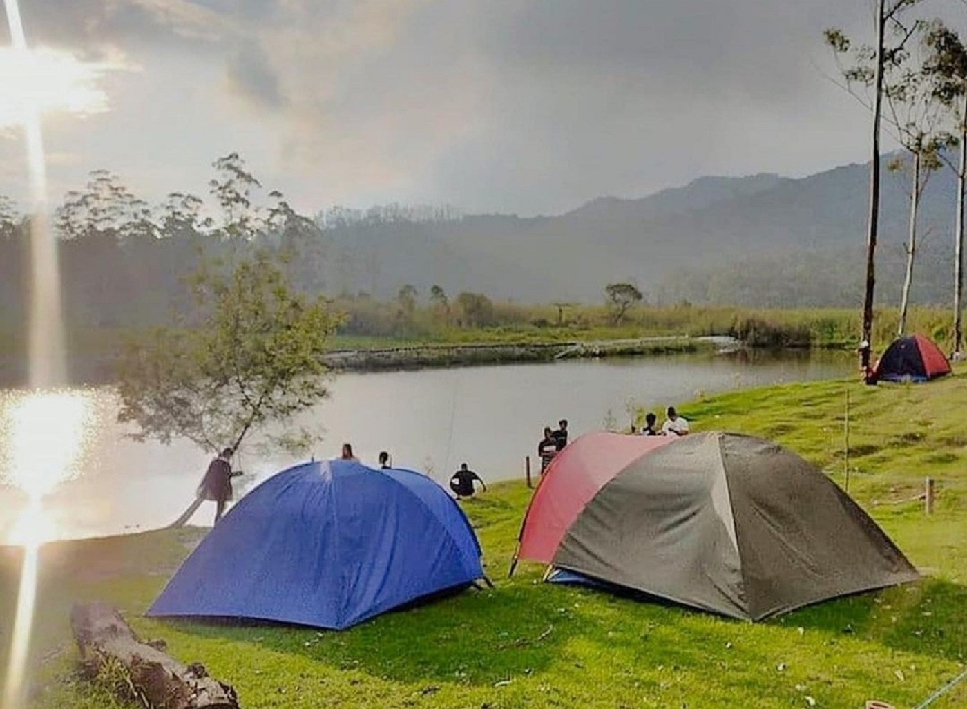 Camping ground dengan pemandangan danau dan bukit-bukit menjulang