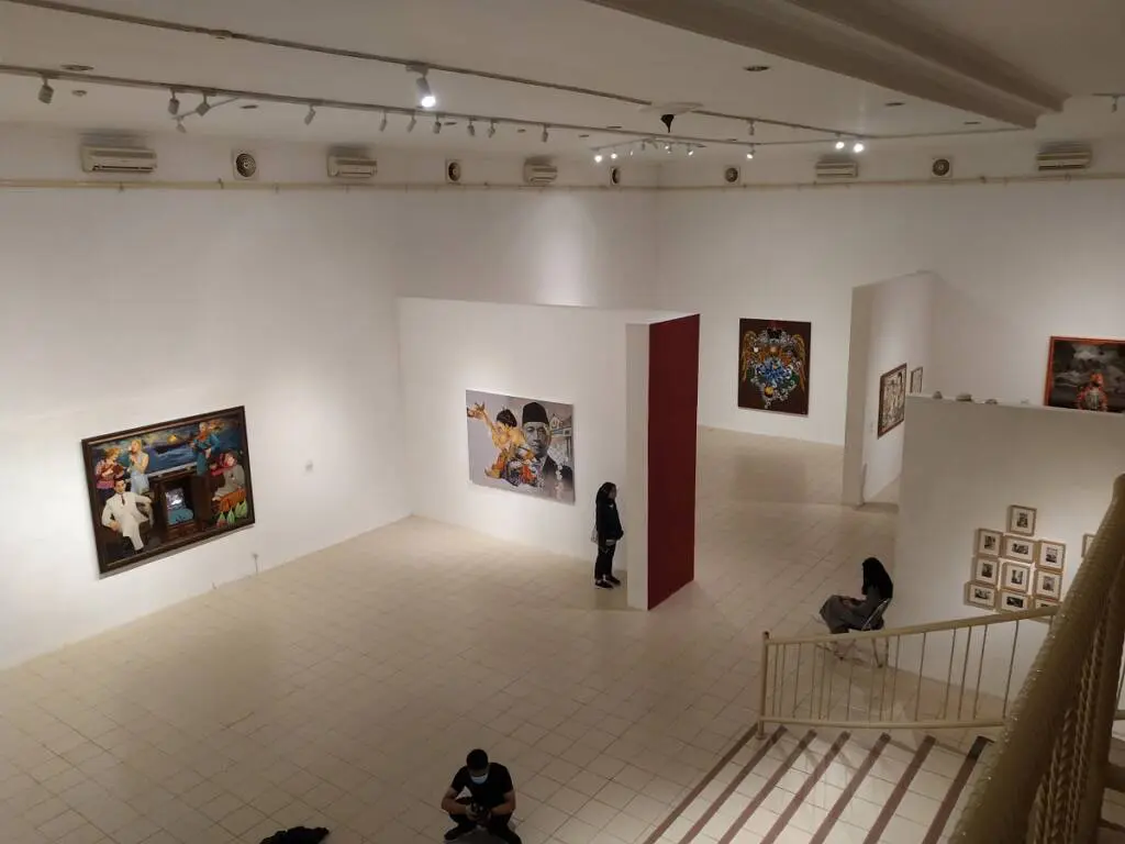 Ruangan yang menampilkan aneka seni lukis yang indah di Jogja Gallery