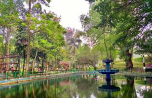 Suasana asri di Taman Maluku Bandung
