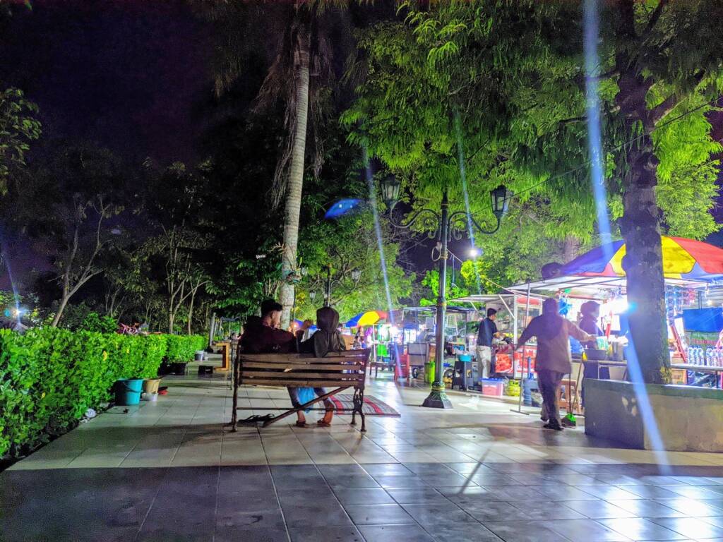 bersantai di taman sambil wisata kuliner di sekitar alun-alun