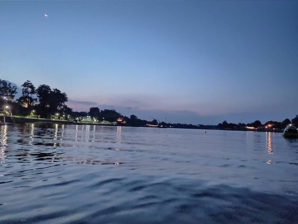 Keindahan Danau Sipin menjelang malam