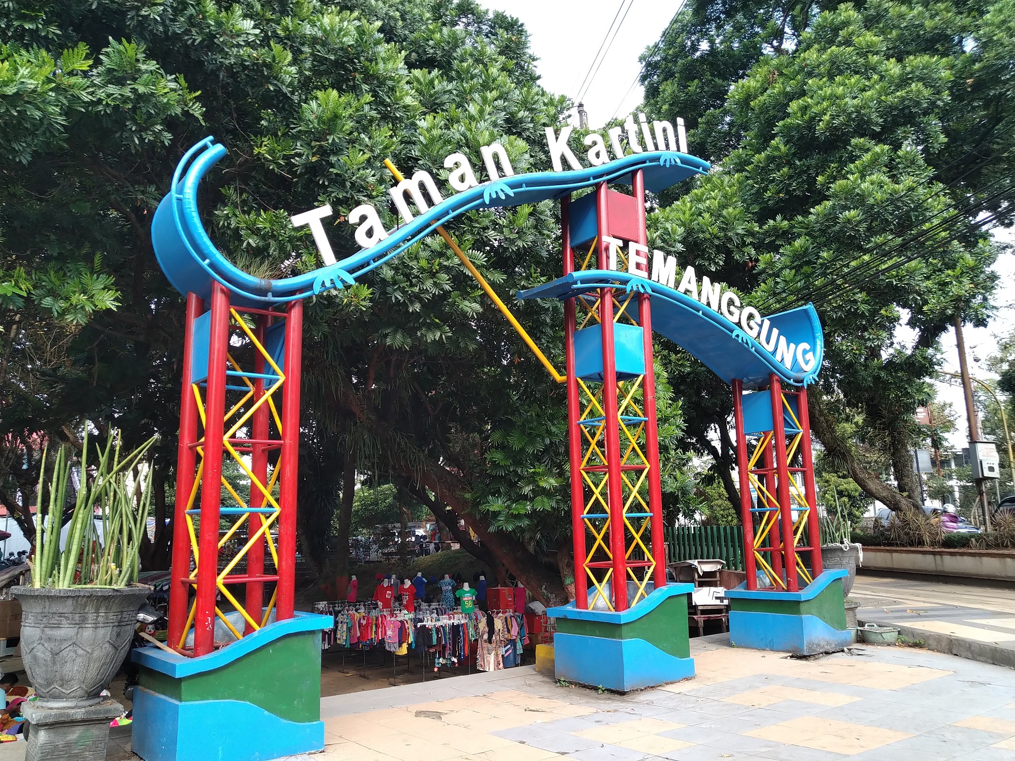 Taman Kartini menawarkan berbagai fasilitas permainan hingga kolam renang