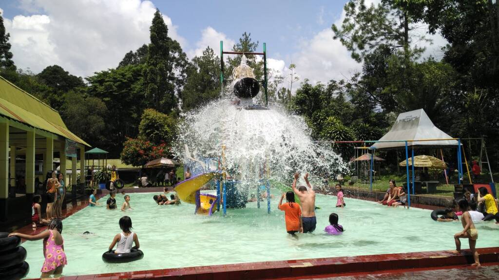 Taman Rekreasi Kalianget merupakan wisata pemandian air panas terluas di Jawa Tengah