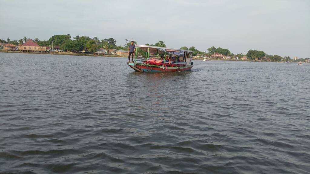 Wahana perahu untuk berkeliling area perairan danau