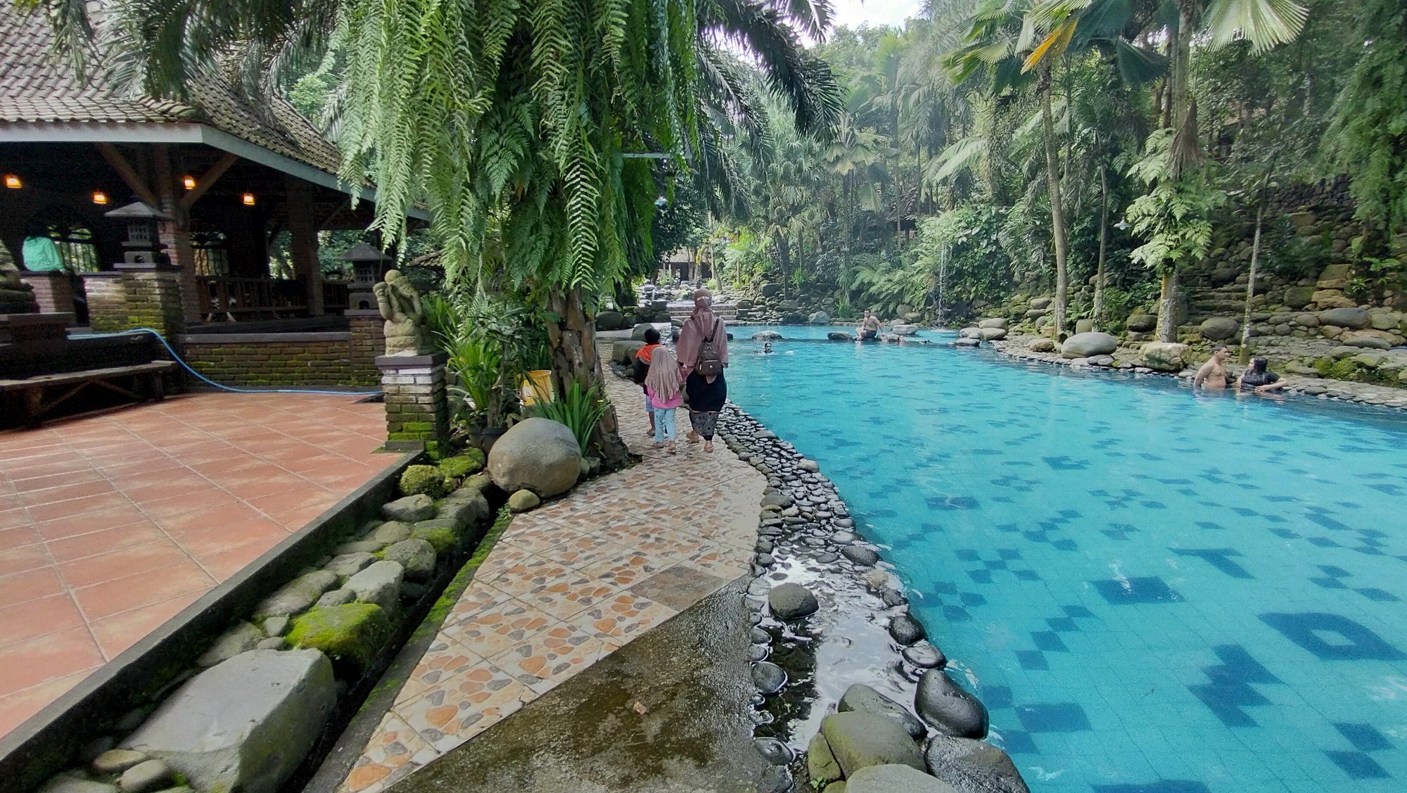 Watu Gunung merupakan wisata pemandian yang kental dengan nuansa tradisional Jawa