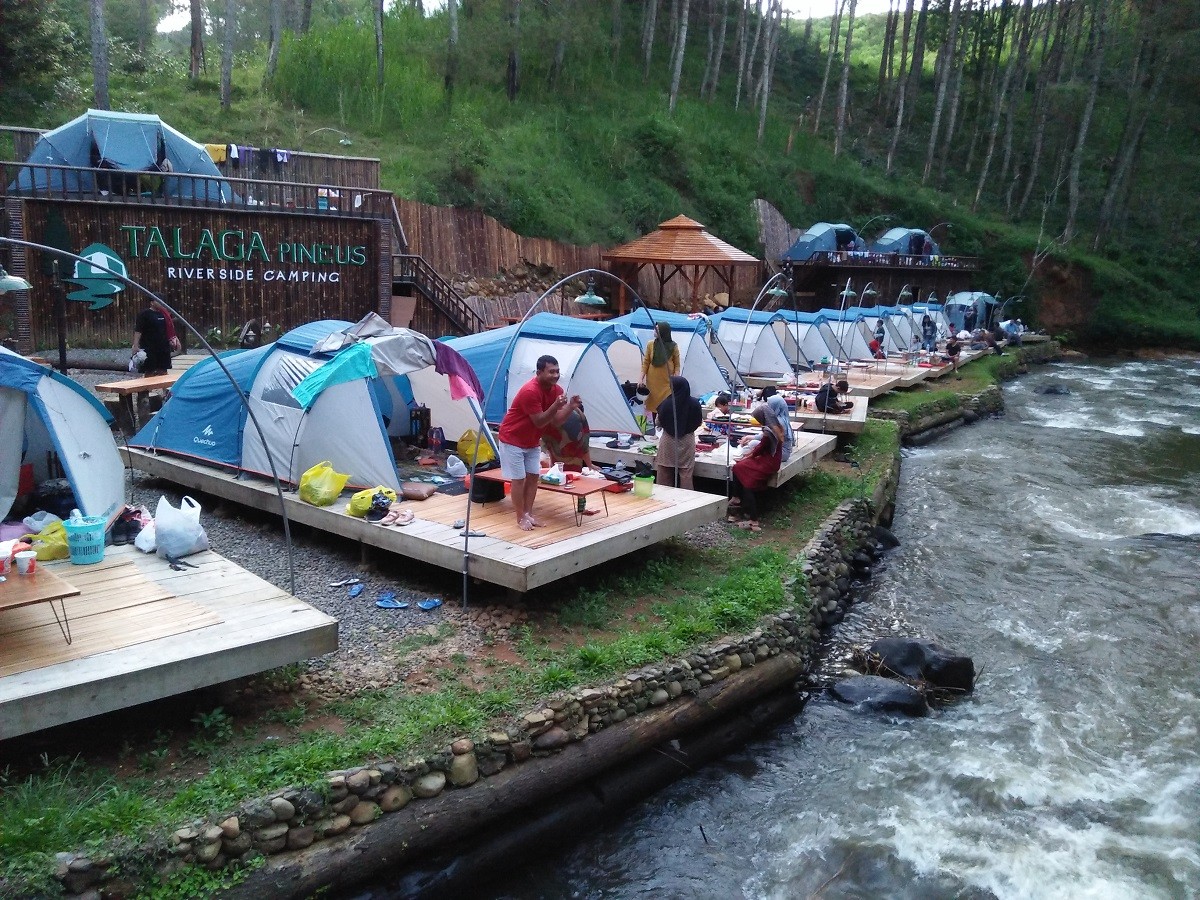 Tenda-tenda berjejer di tepi sungai dengan fasilitas yang lengkap