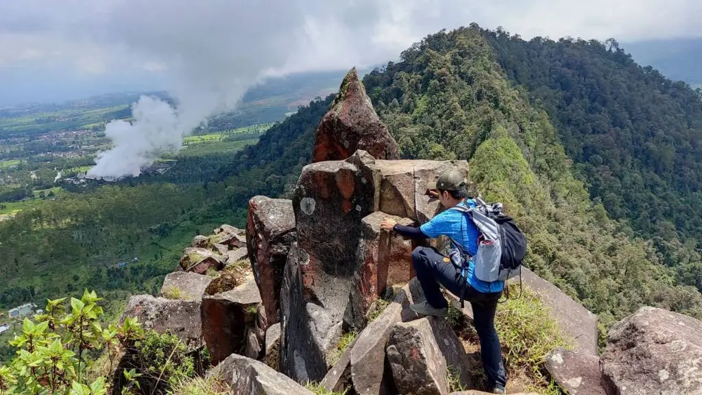 Keindahan panorama dari atas batu Wayang Gunung Wayang