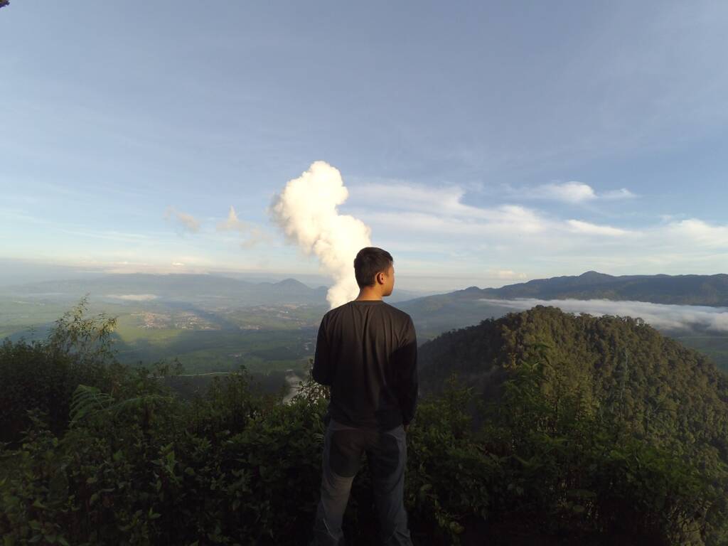 Panorama indah puncak Gunung Wayang