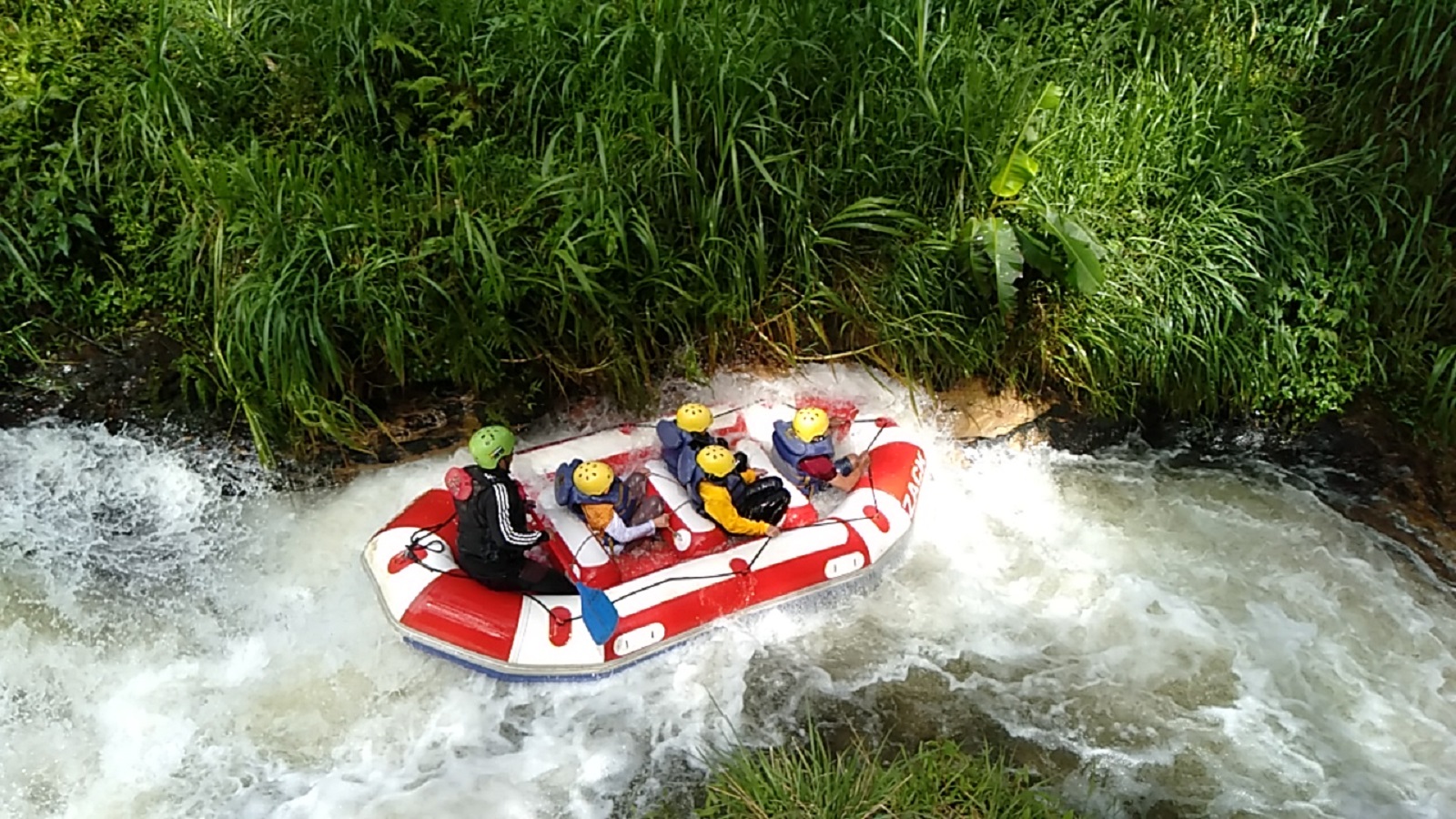 serunya rafting di sungai Pinues Tilu