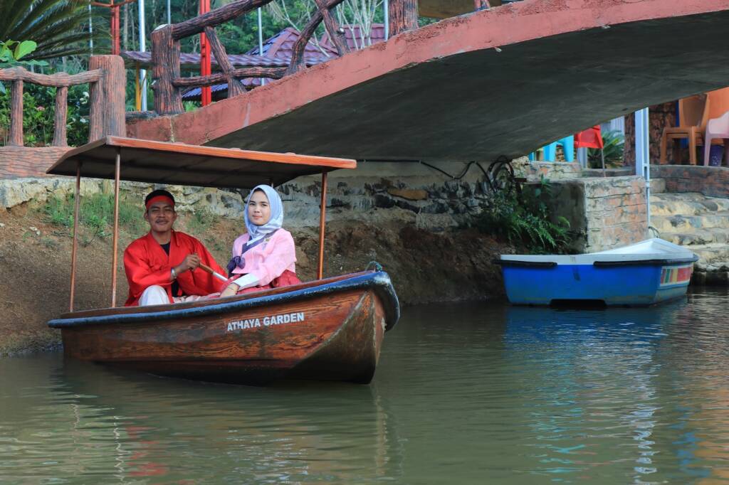 Wahana perahu untuk menyusuri sungai di Athaya Garden