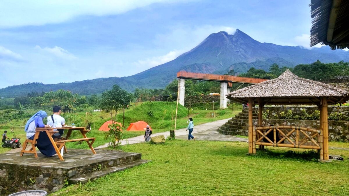 bersantai di teras merapi sambil menikmati pemandangan