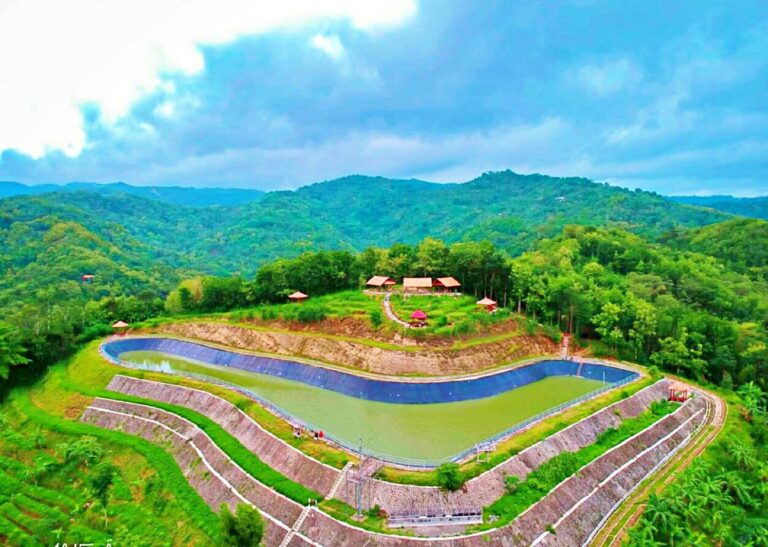 Area waduk embung kleco di atas bukit manoreh