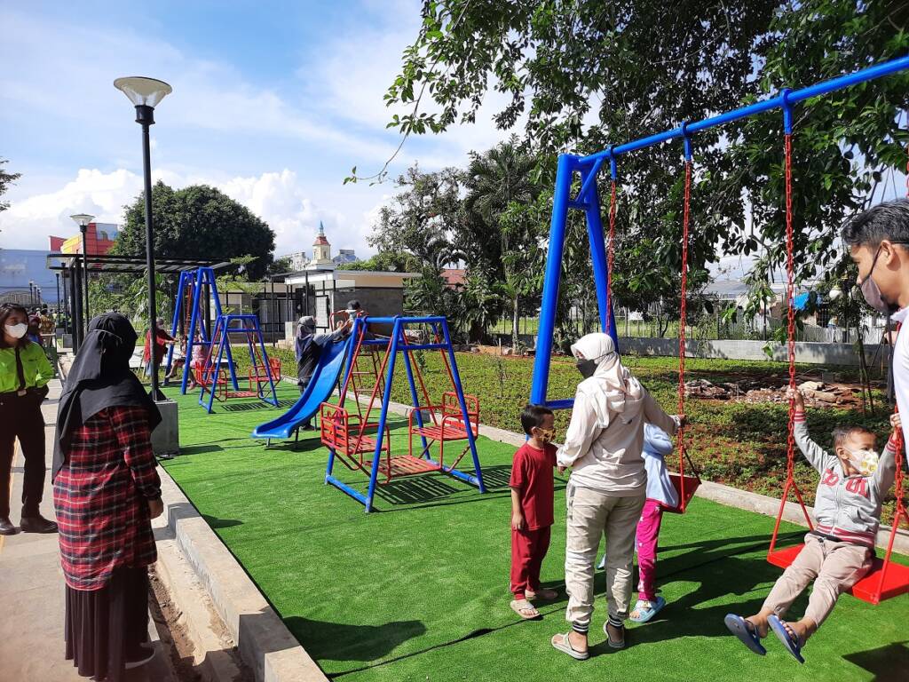 Fasilitas wahana permainan anak juga tersedia di Alun-alun Kota Bogor