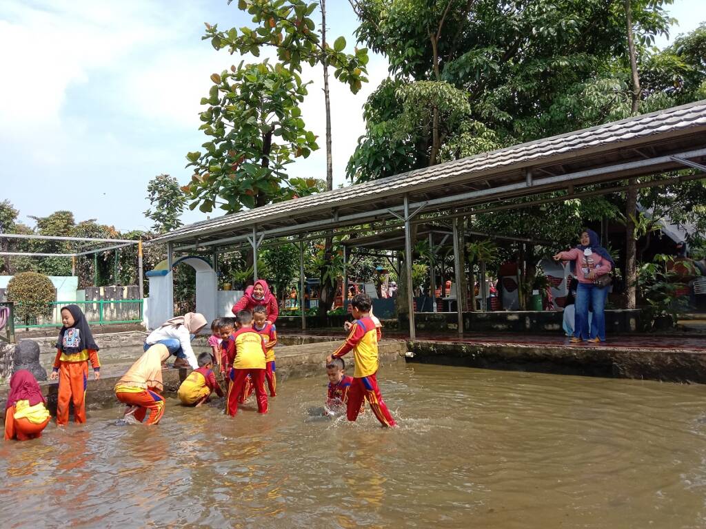 Aktivitas menangkap ikan di Villa Kancil Kampoeng Sunda