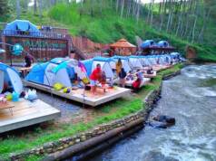 tenda-tenda di tepi sungai camping ground Pineus Tilu Bandung