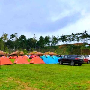 Area berkemah dengan tenda-tenda wisatawan
