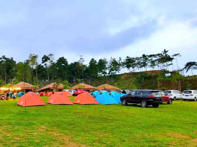 Area berkemah dengan tenda-tenda wisatawan