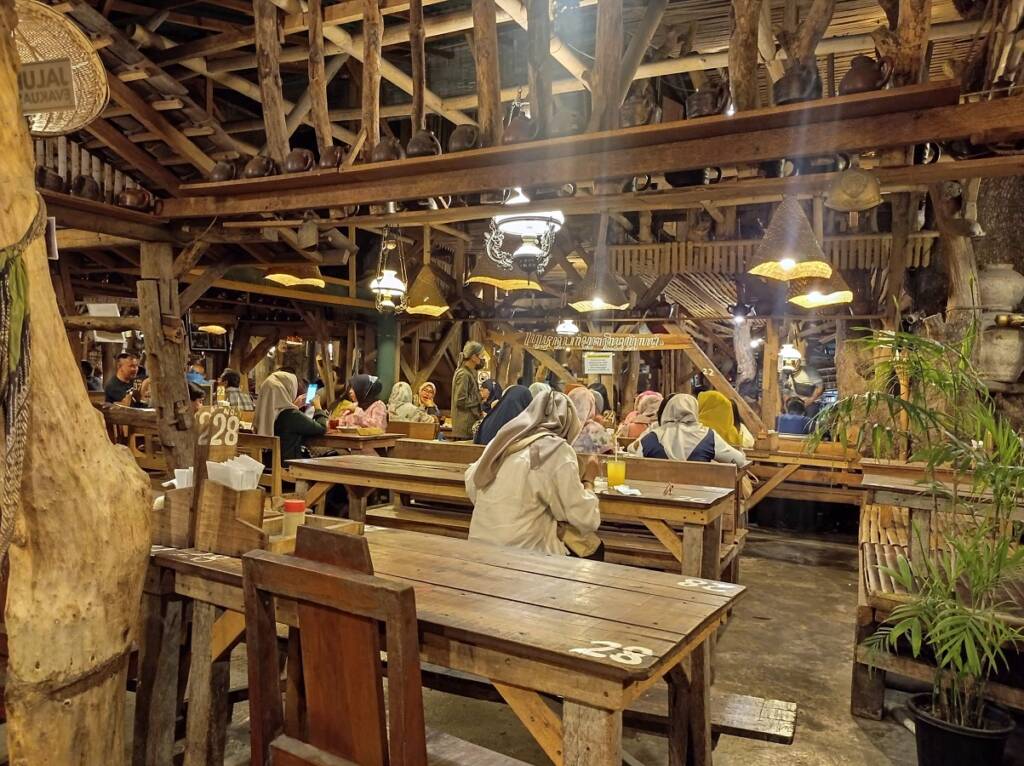 Pengunjung bisa mencoba bakmi jawa yang khas dengan suasana tradisional jawa di Warung Mbah Gito