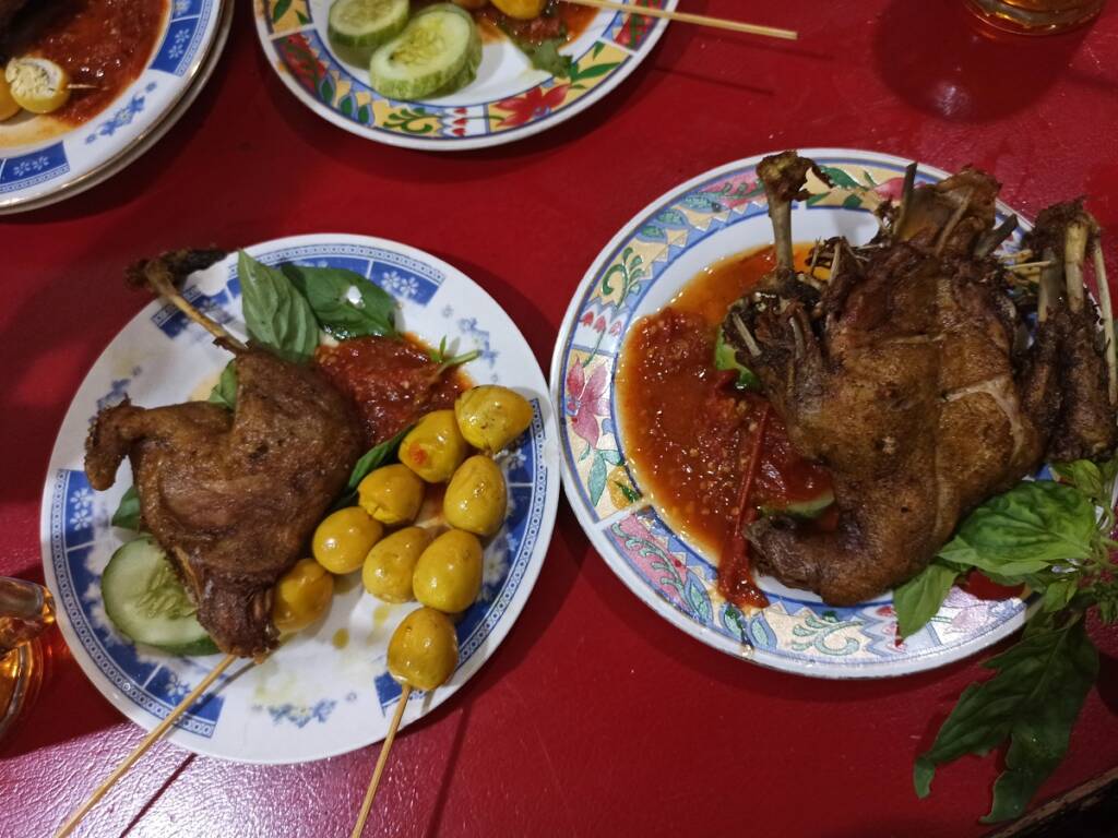 Bebek Ali Borme adalah tempat makan dengan menu utama bebek goreng 