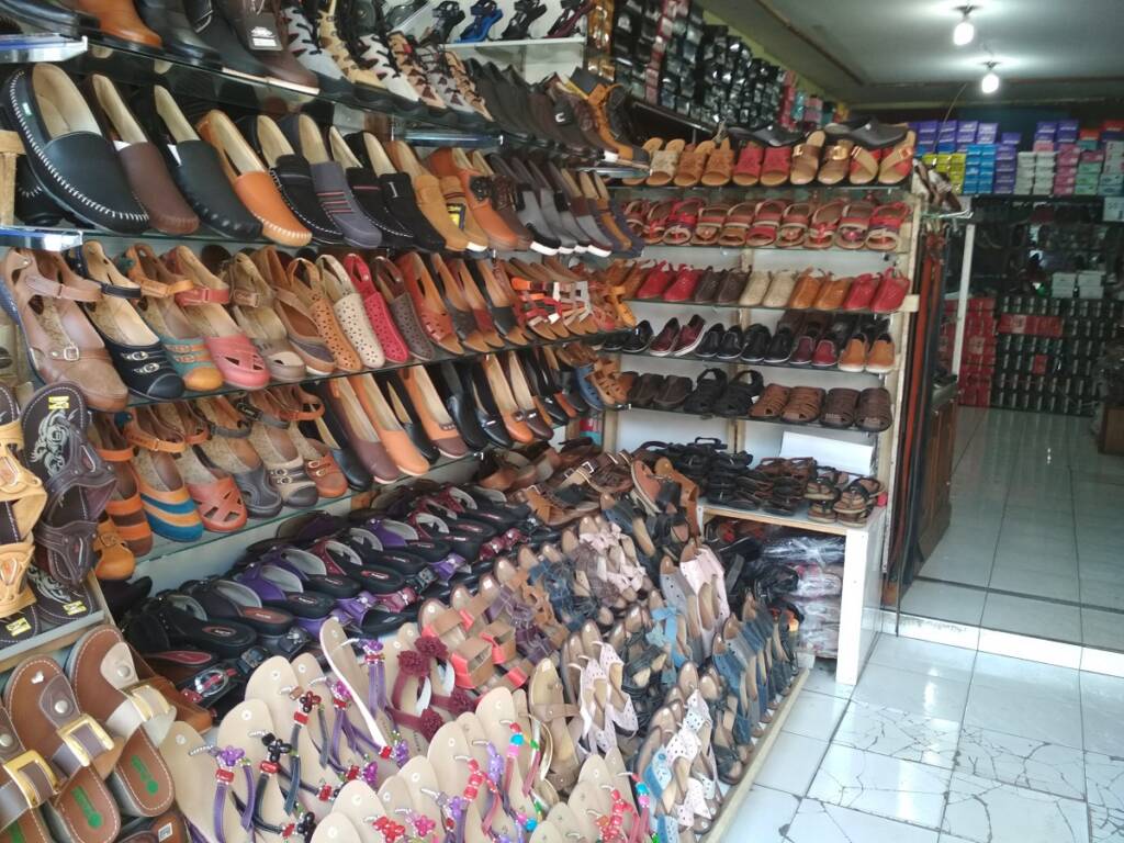 Cibaduyut merupakan pusatnya penjual sepatu hingga tas kulit buatan lokal