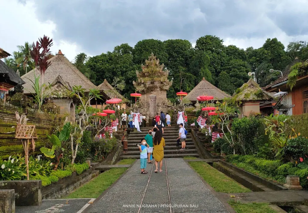 Desa Penglipuran menawarkan suasana desa yang kental dengan adat Bali