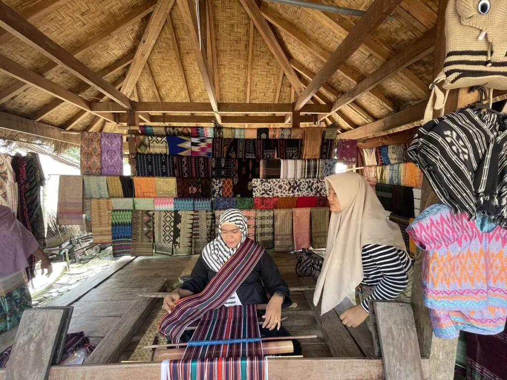 Desa Sade yang terkenal dengan kain tenun khasnya