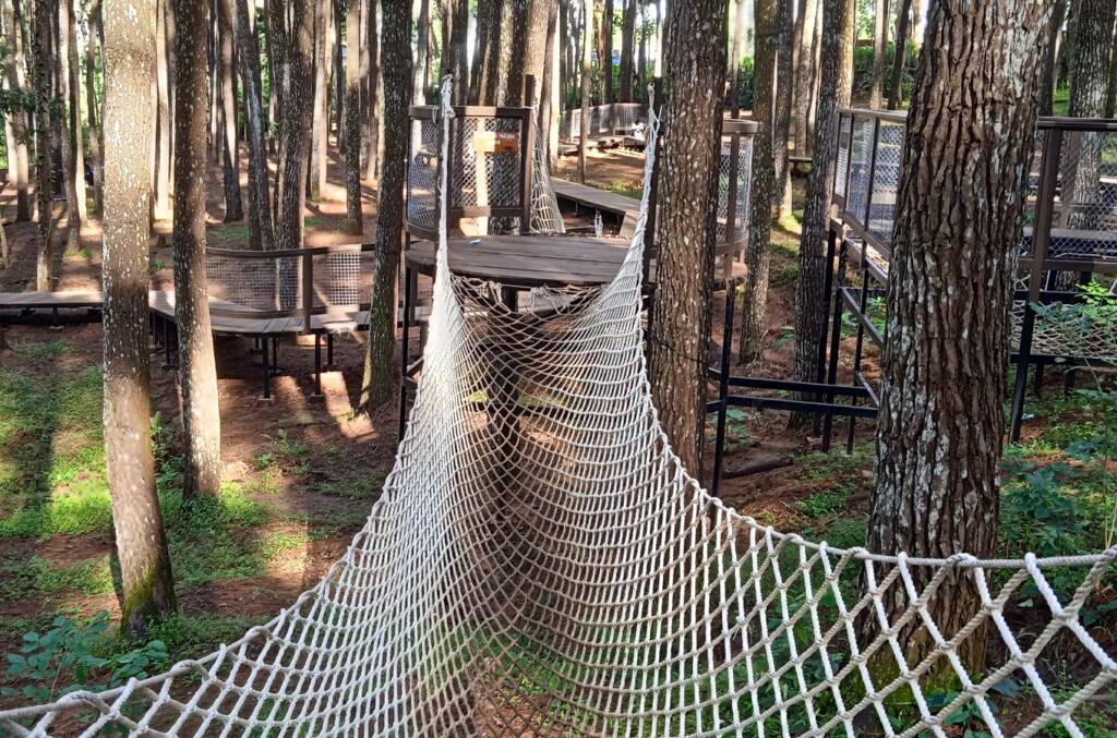 Meski wisata alam namun Hutan Pinus Mangun Dlimo dilengkapi dengan berbagai fasilitas
