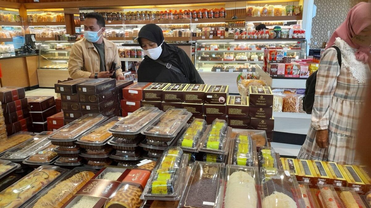 Pusat oleh-oleh Bandung dengan aneka pilihan roti dan kue
