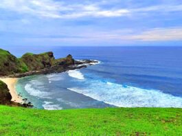 Keindahan bentang alam bukit dan lautan di Bukit Marese Lombok