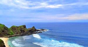 Keindahan bentang alam bukit dan lautan di Bukit Marese Lombok