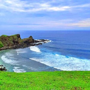 Keindahan bentang alam bukit dan lautan di Bukit Marese Lombok