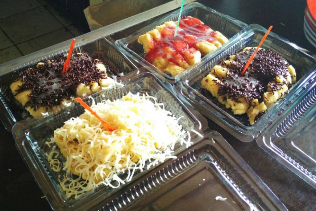 Wisata Kuliner Aneka varian topping di Kue Pancong Pak Kumis Depok