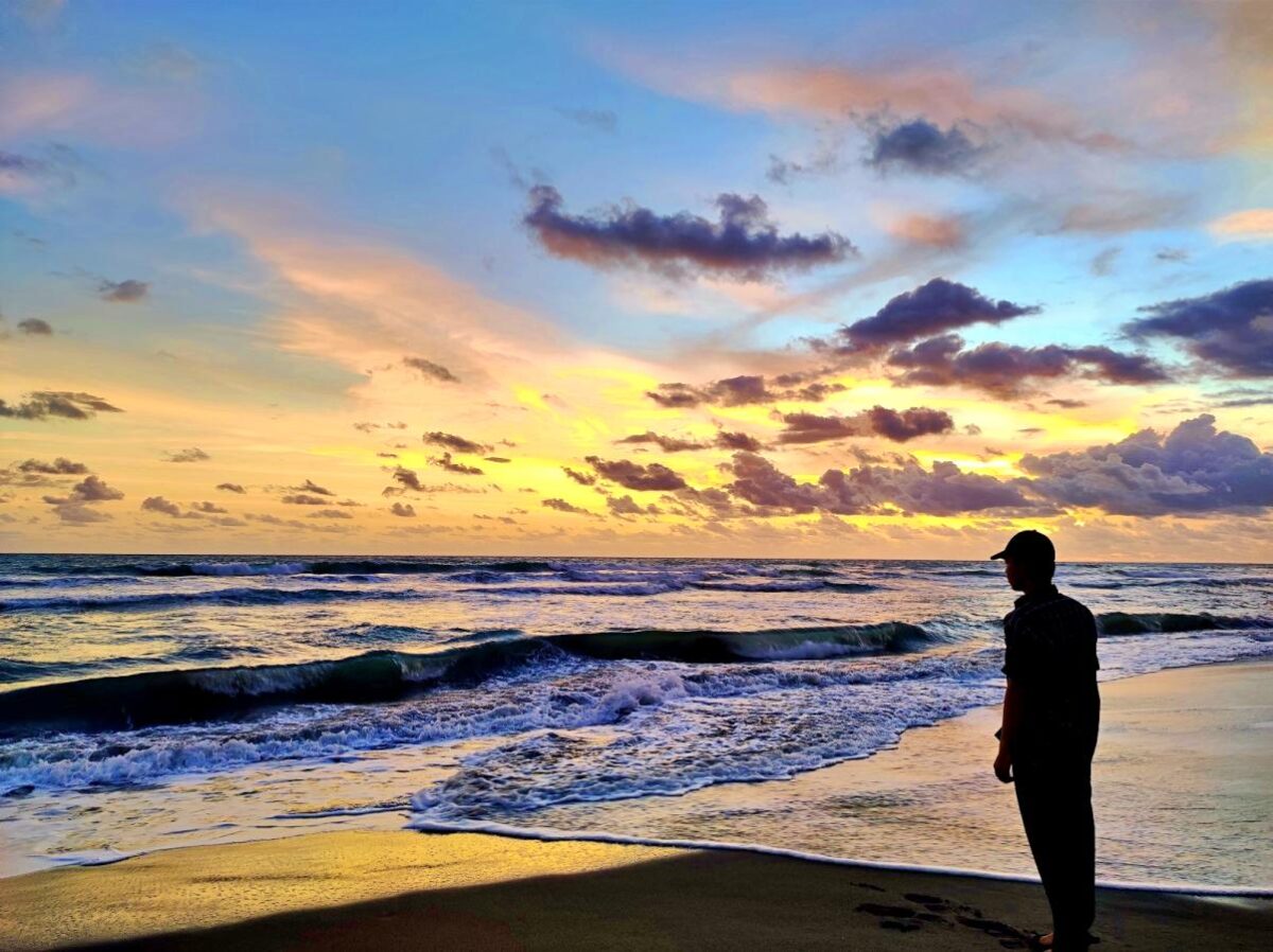 Menikmati sunset di pantai apra